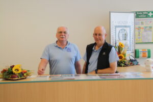 Informations- und Verkaufsstand des BSV Gotha 90 e.V. 
Von links: Vors. Bernd Planke und Volker Bergk.